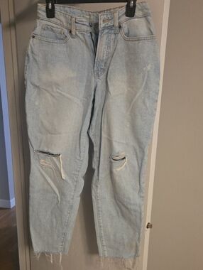 Light Wash Ripped Women’s Curvy Jeans